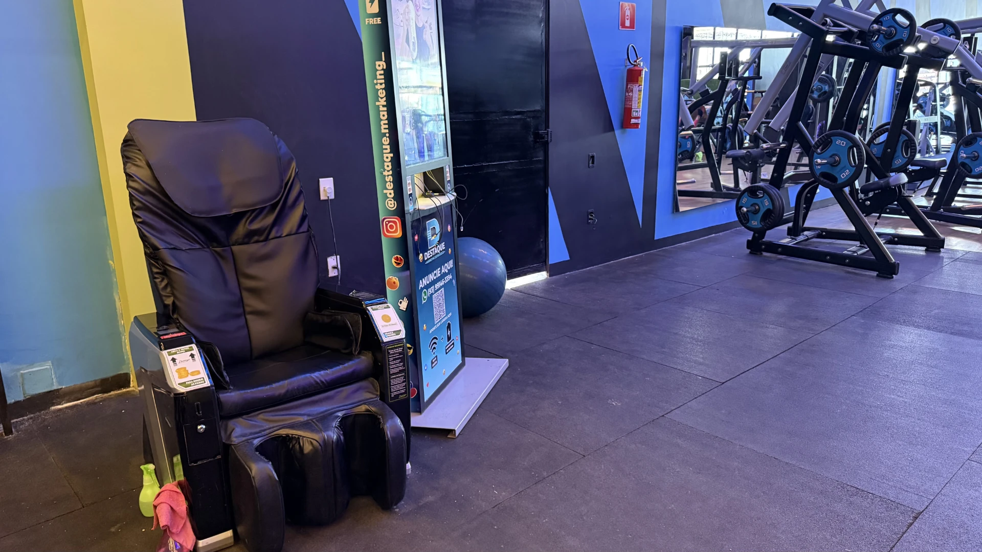 Cadeira de massagem disponível na academia