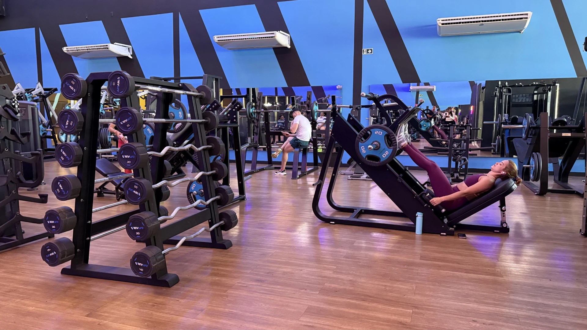 Área de musculação com equipamentos modernos