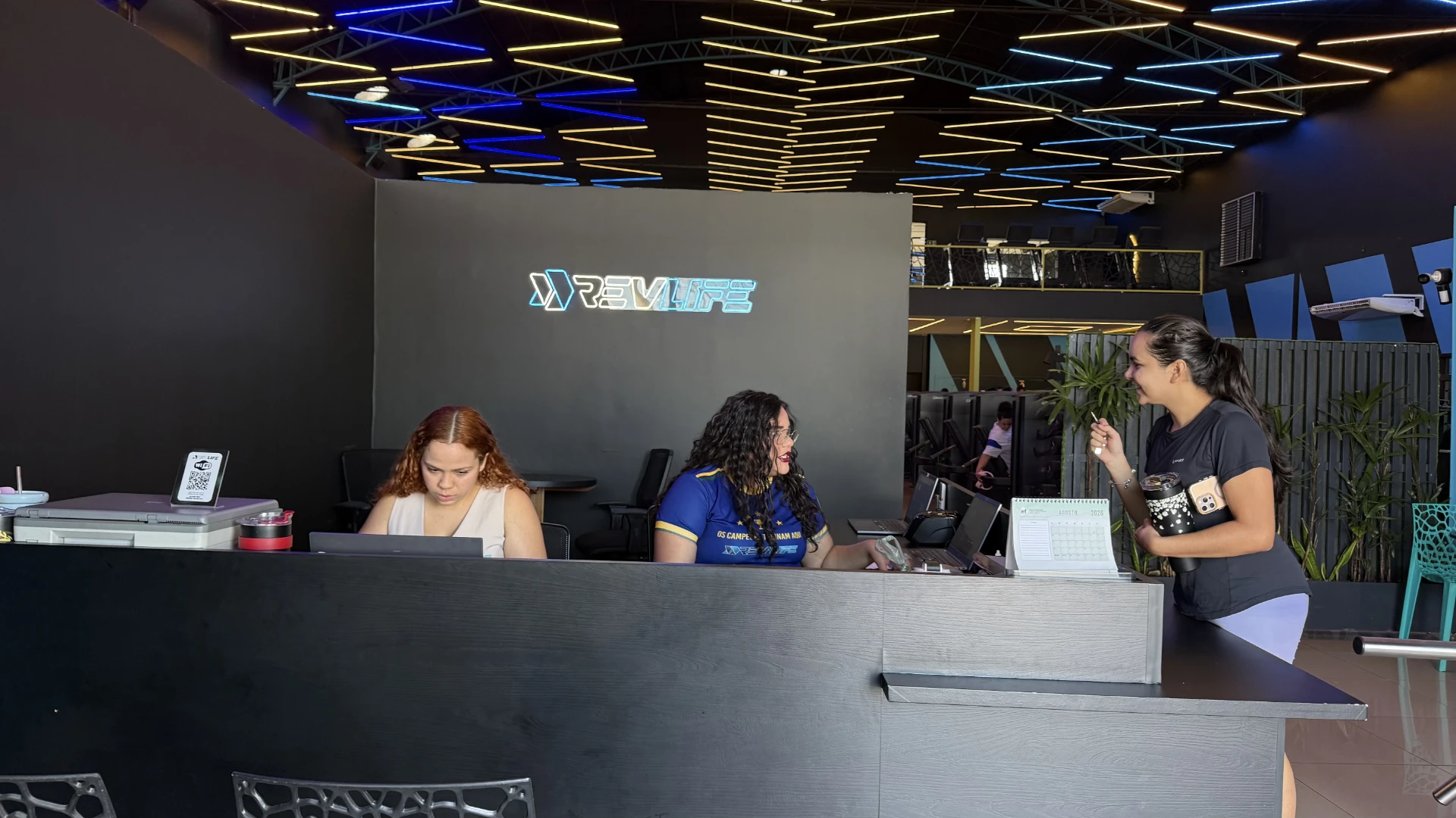 Recepção da Revlife Academia com equipe atendendo alunos
