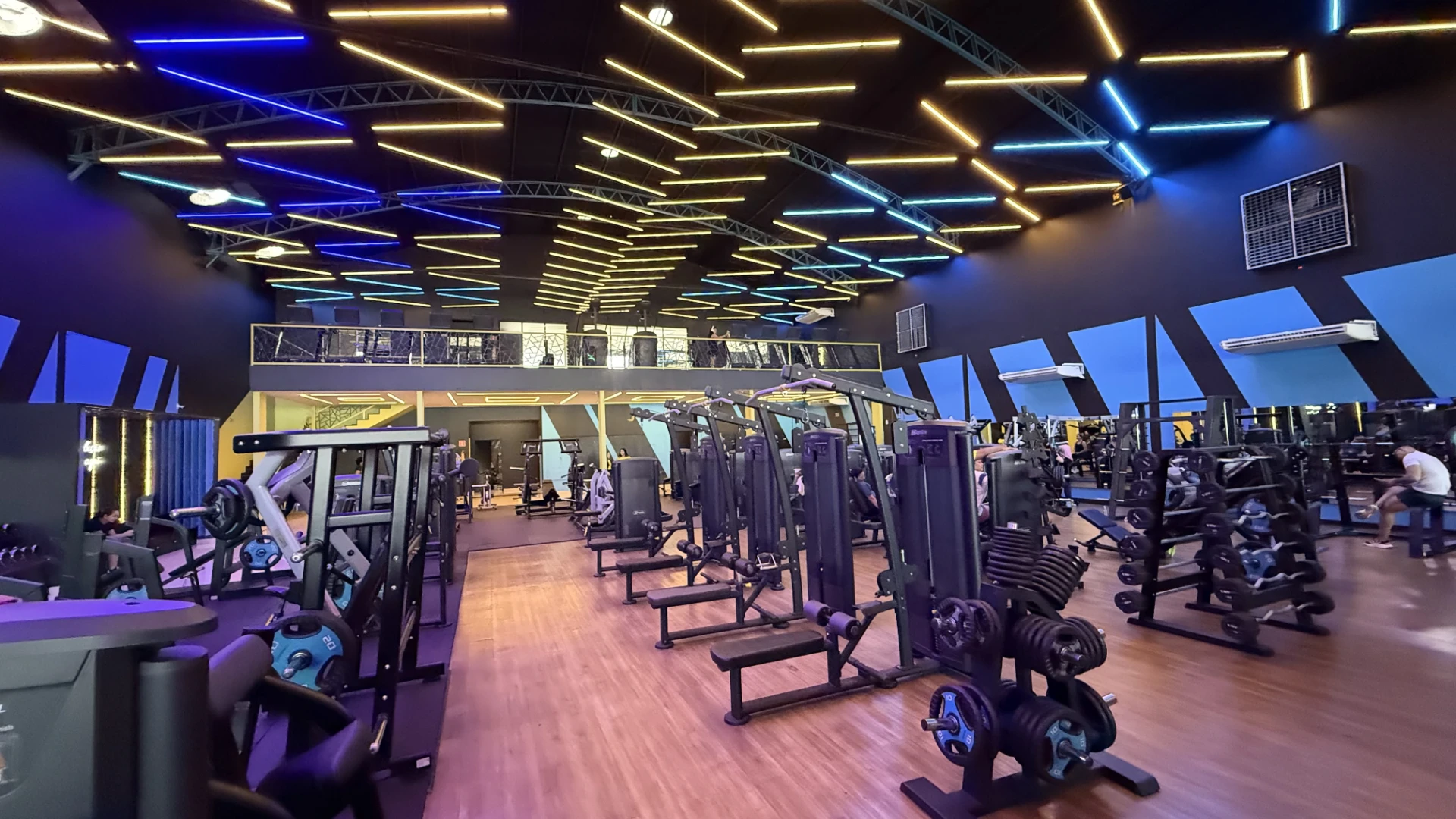 Salão amplo de musculação da Revlife Academia